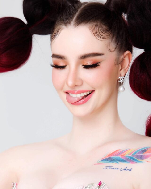 Jessie Vard nổi tiếng với thân hình đồng hồ cát **"bốc lửa"**