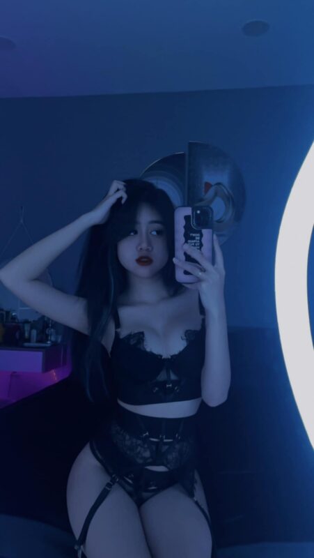 Nhan sắc cuốn hút và phong cách ấn tượng hot girl Lê Kim Loan