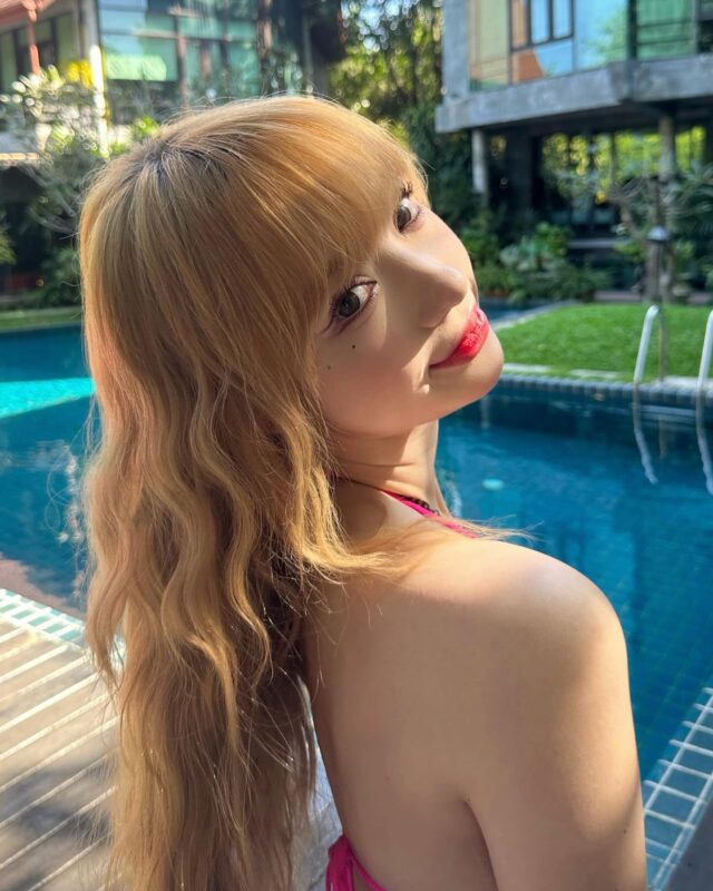 Jennine Weigel Sexy Với Vòng 1 Khiêm Tốn