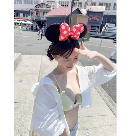 Nữ Thần JAV Uta Miyoshi Khoe Rãnh Ngực Sâu Hút ở Tokyo Disneyland