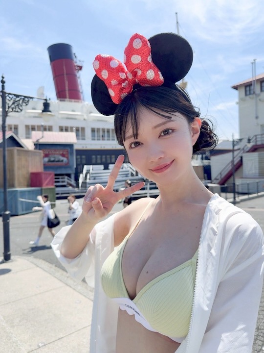 Nữ Thần JAV Uta Miyoshi Khoe Rãnh Ngực Sâu Hút ở Tokyo Disneyland