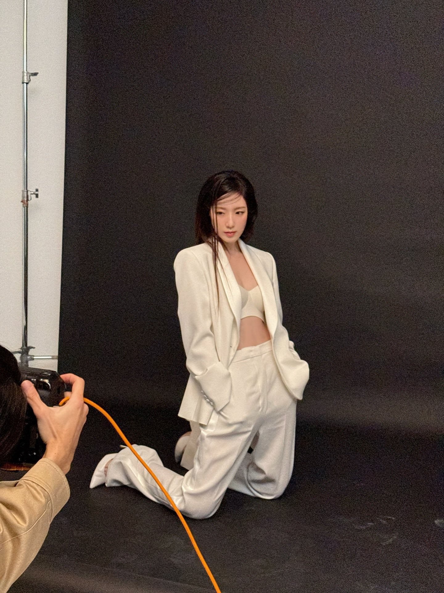 SHUHUA gợi cảm trong outfit trắng