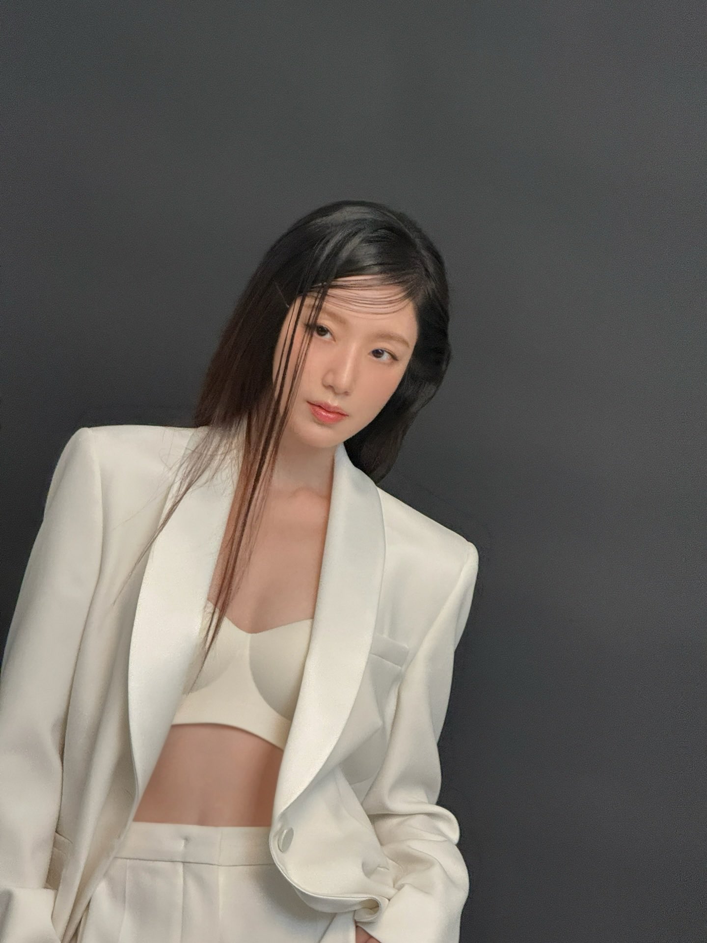 SHUHUA gợi cảm trong outfit trắng