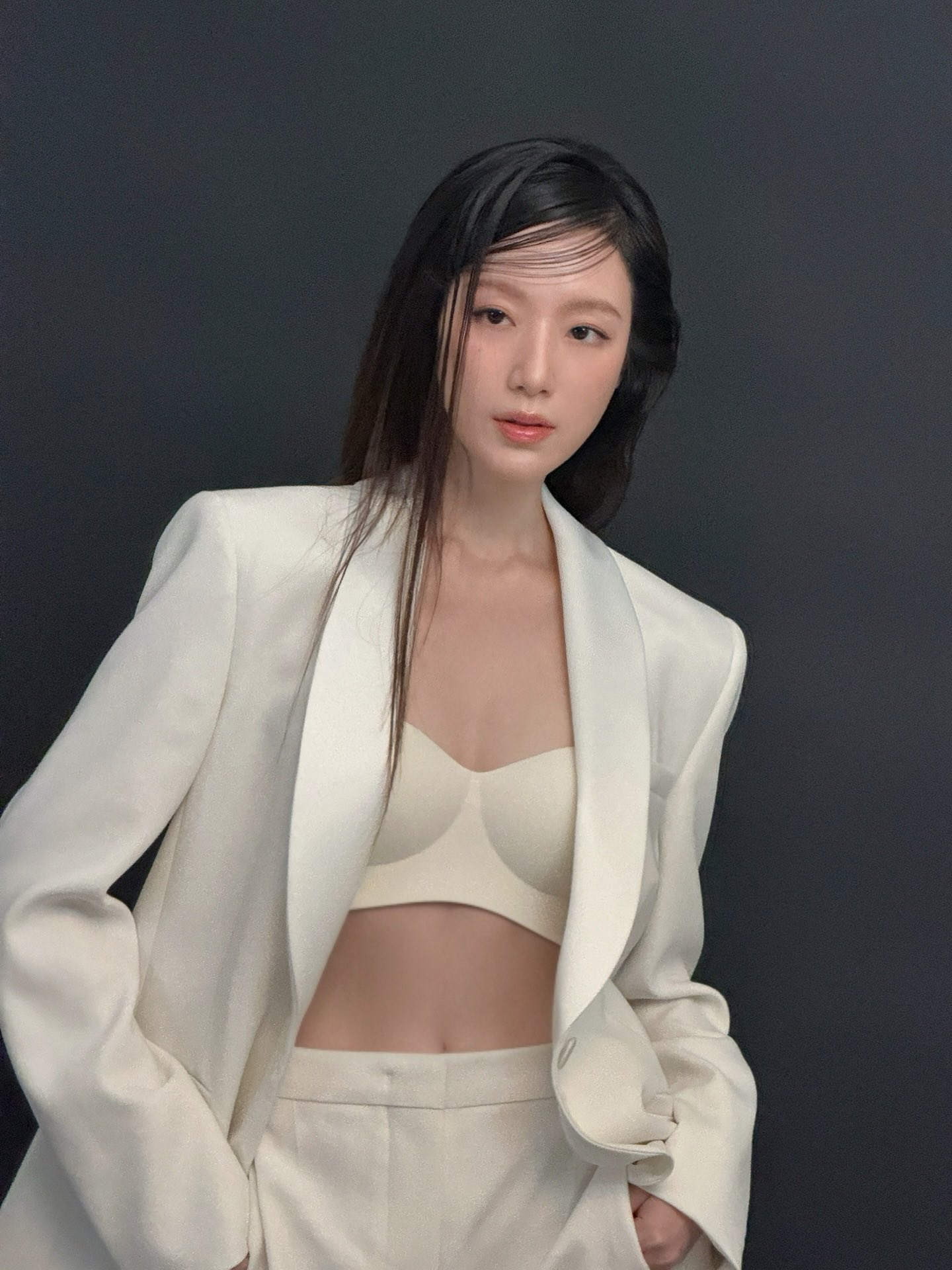 SHUHUA khoe vòng eo thon gọn