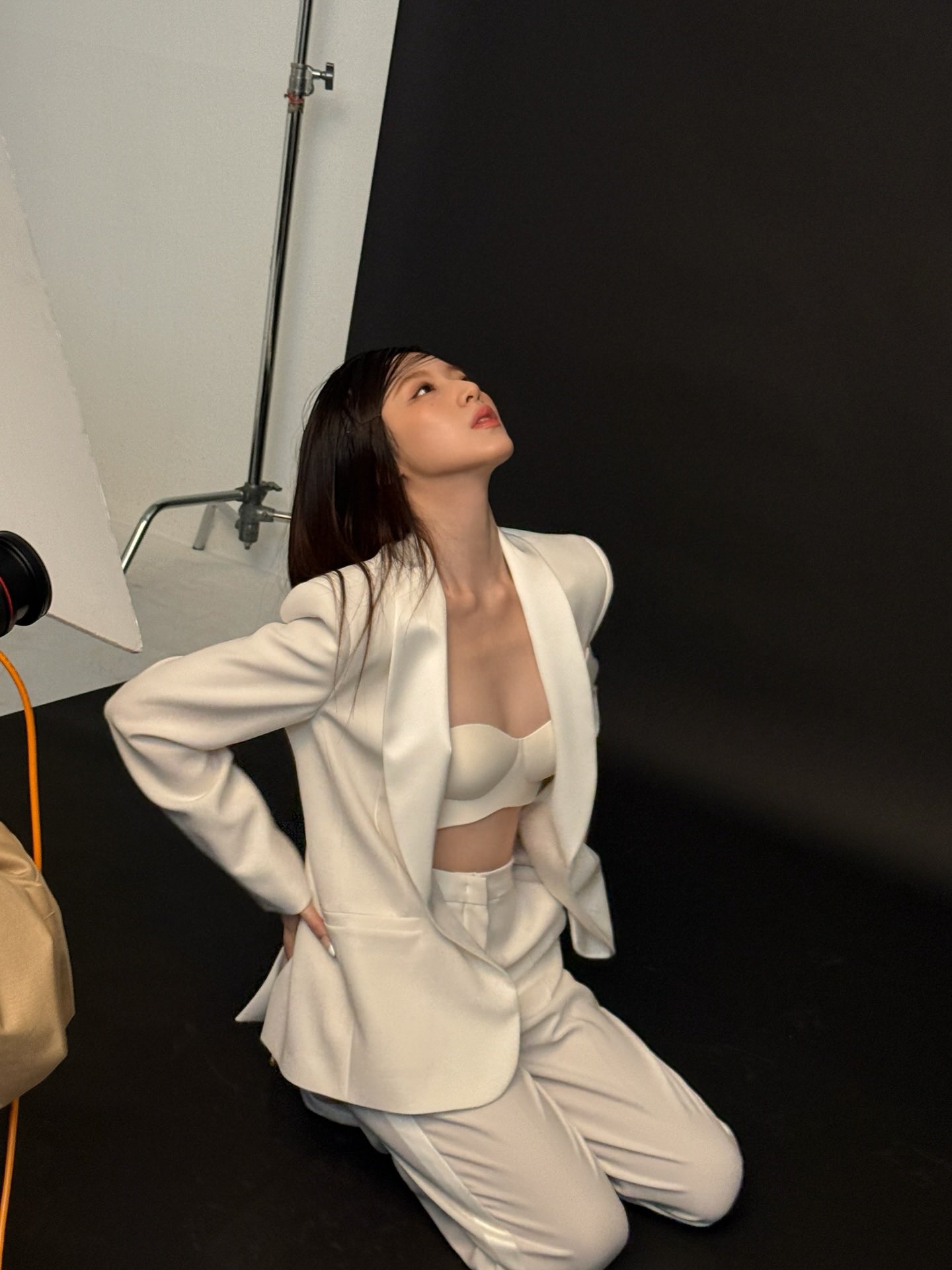 SHUHUA khoe vòng eo thon gọn