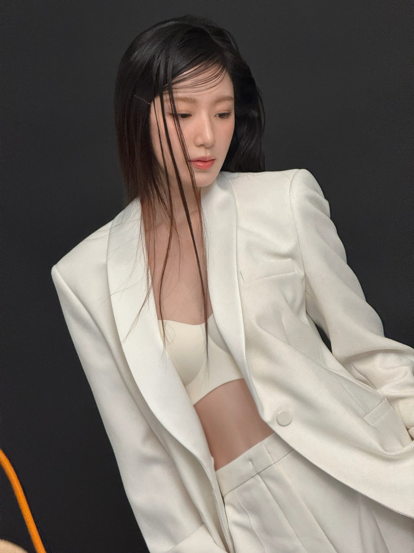 SHUHUA khoe vòng eo thon gọn